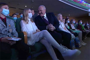 Сколько рекомендаций Минздрава нарушил Лукашенко на новогоднем утреннике