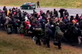 «Боль и бессилие». Огромная колонна мигрантов у границы Беларуси с Польшей